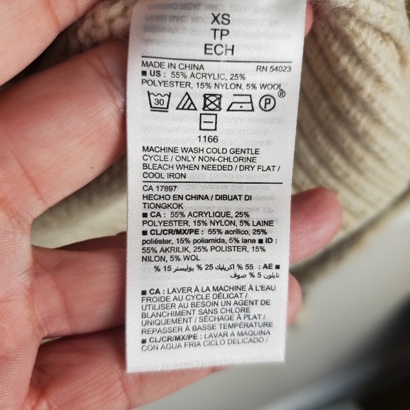 Old Navy Women's Patterned Sweater - Cream and Red. Fair Isle. XS. #0173 - Picture 4 of 9